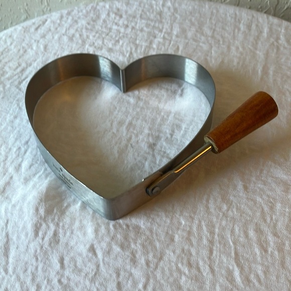 Kate Spade: Heart & Flower Cookie Cutters/Egg mold- set of 2 - Picture 7 of 16